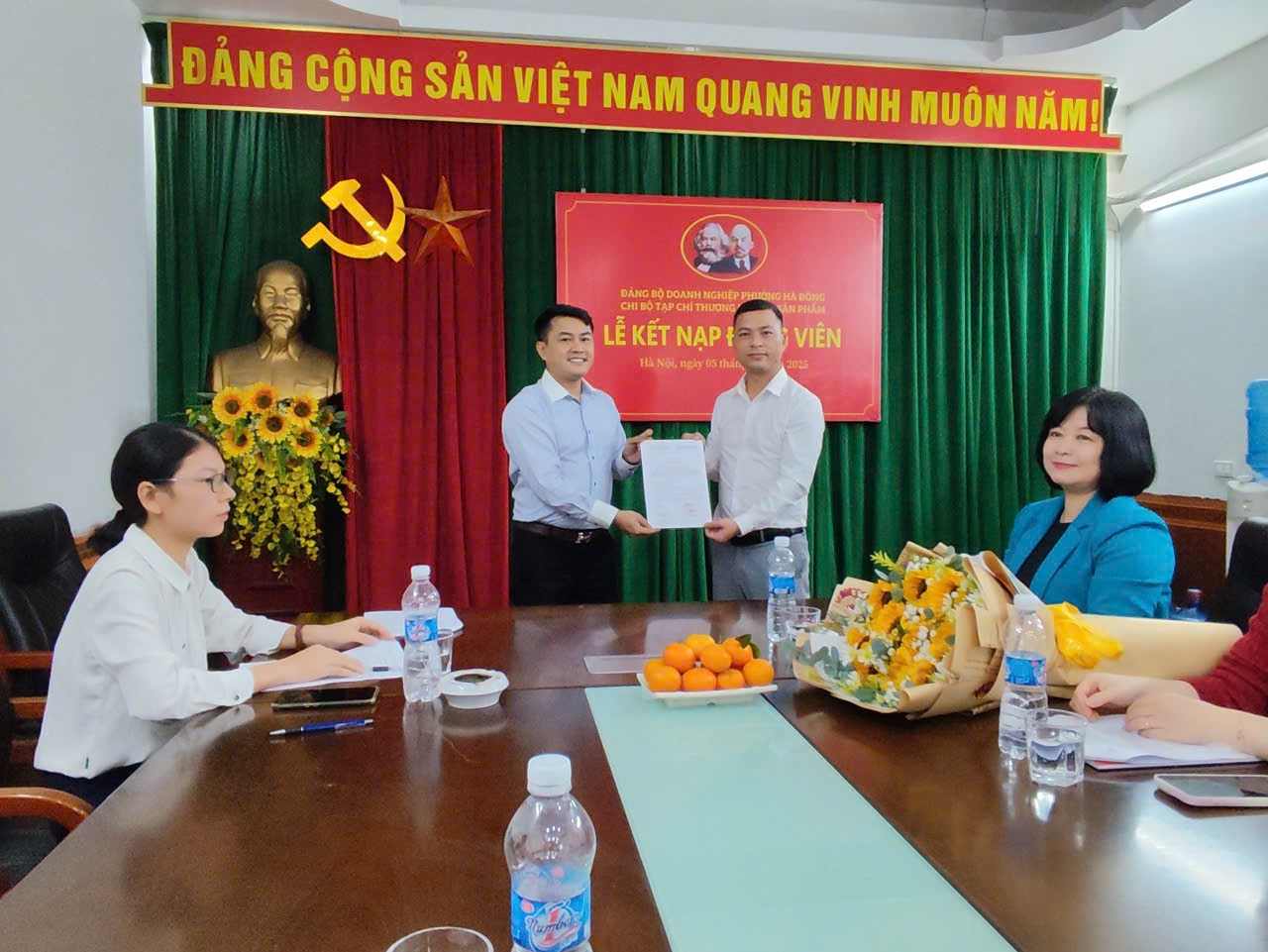Chi bộ Tạp chí Thương hiệu và Sản phẩm trang trọng tổ chức lễ kết nạp đảng viên mới