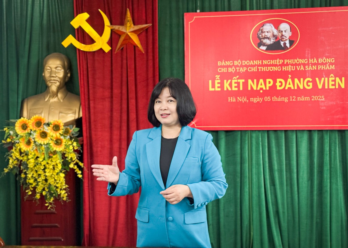 Chi bộ Tạp chí Thương hiệu và Sản phẩm trang trọng tổ chức lễ kết nạp đảng viên mới