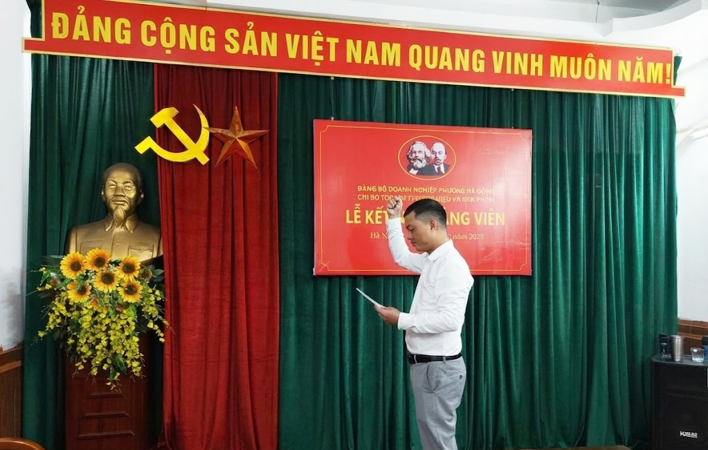 Chi bộ Tạp chí Thương hiệu và Sản phẩm trang trọng tổ chức lễ kết nạp đảng viên mới