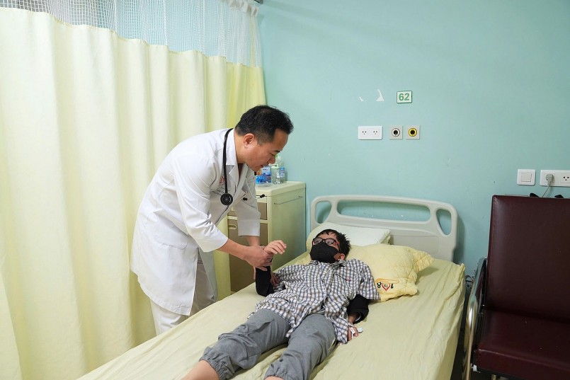 Bác sĩ kiểm tra tình trạng sức khoẻ của bệnh nhi đột quỵ. Bác sĩ kiểm tra tình trạng sức khoẻ của bệnh nhi đột quỵ.