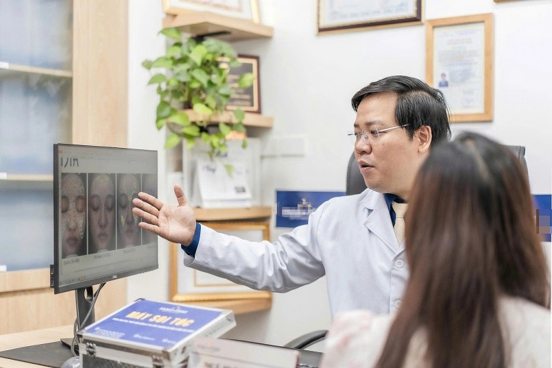 ThS.BSCKII Nguyễn Tiến Thành - Thành viên Hội Da liễu Việt Nam thăm khám cho bệnh nhân (Ảnh: Bác sĩ cung cấp).