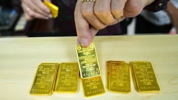 Giá vàng giảm nhẹ, thị trường "án binh bất động" chờ quyết định từ Fed