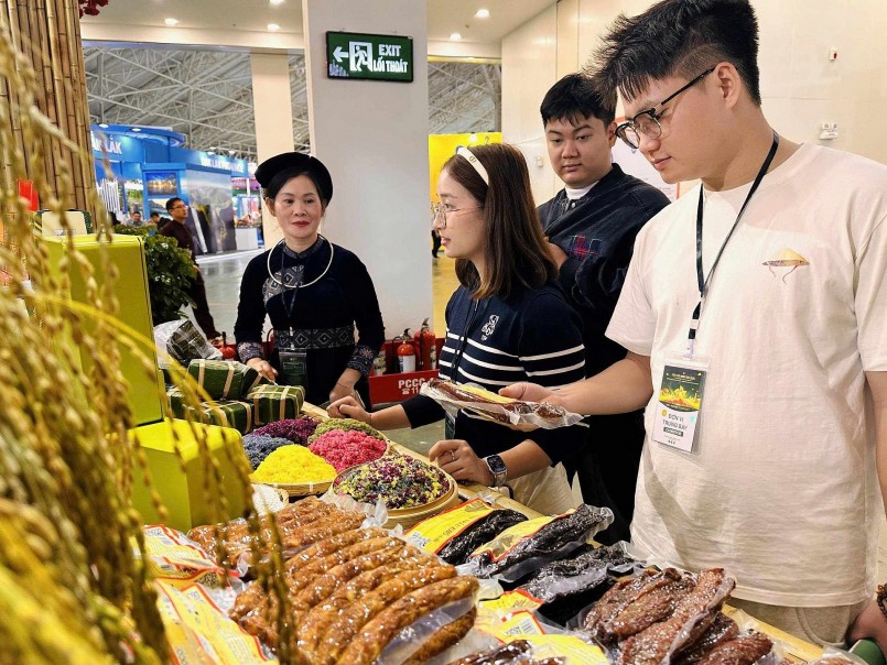 Du khách tham quan, tìm hiểu các sản phẩm nông nghiệp tiêu biểu tỉnh Cao Bằng. Du khách tham quan, tìm hiểu các sản phẩm nông nghiệp tiêu biểu tỉnh Cao Bằng.