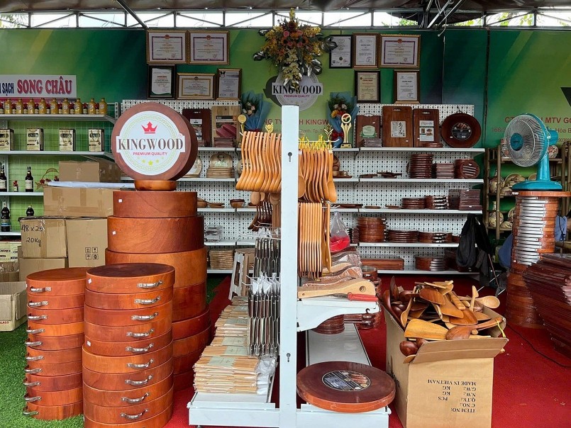 Sản phẩm từ gỗ, trong đó có các loại thớt gỗ của đơn vị đa dạng về mẫu mã, kích cỡ và màu sắc, đáp ứng được những yêu cầu phong phú và khắt khe nhất của thị trường. Ảnh: ĐVCC Sản phẩm từ gỗ, trong đó có các loại thớt gỗ của đơn vị đa dạng về mẫu mã, kích cỡ và màu sắc, đáp ứng được những yêu cầu phong phú và khắt khe nhất của thị trường. Ảnh: ĐVCC