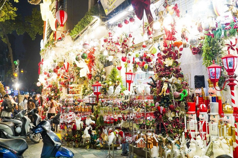 (Các hàng hóa đã được xếp gọn vào trả lại phần vỉa hè cho người đi bộ)