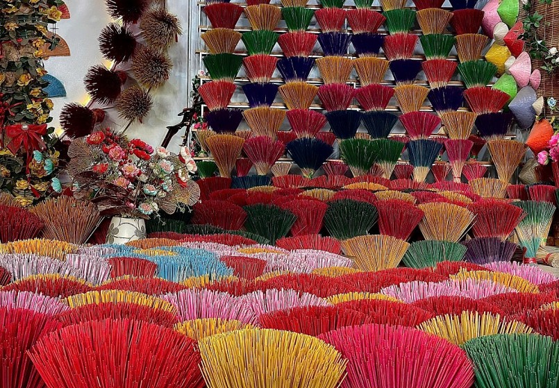 Du khách ghé thăm không chỉ để mua hương mà còn để trải nghiệm, chụp ảnh và cảm nhận đời sống của người dân làm nghề.