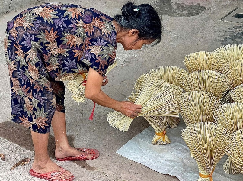 Trên khắp tuyến đường dẫn vào làng, các sắc màu vàng, đỏ, tím, xanh… từ những tán hương xòe tròn được bày biện như những bông hoa lớn. 