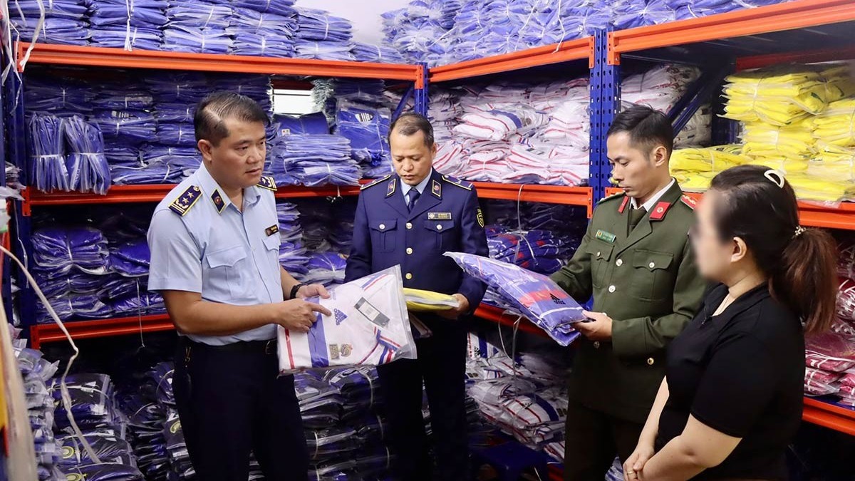 Thu giữ hơn 6.400 sản phẩm giả mạo Nike, Adidas bán trên mạng