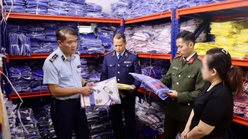 Thu giữ hơn 6.400 sản phẩm giả mạo Nike, Adidas bán trên mạng