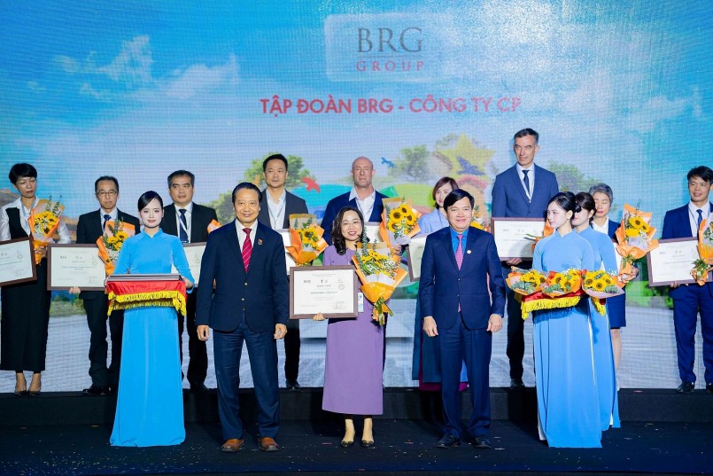 Đại diện Tập đoàn BRG nhận danh hiệu “Top 100 doanh nghiệp phát triển bền vững trong lĩnh vực thương mại - dịch vụ” 