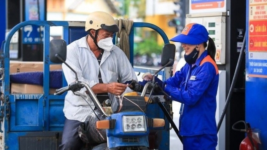 Giá xăng RON 95 giảm về sát mốc 20.000 đồng/lít