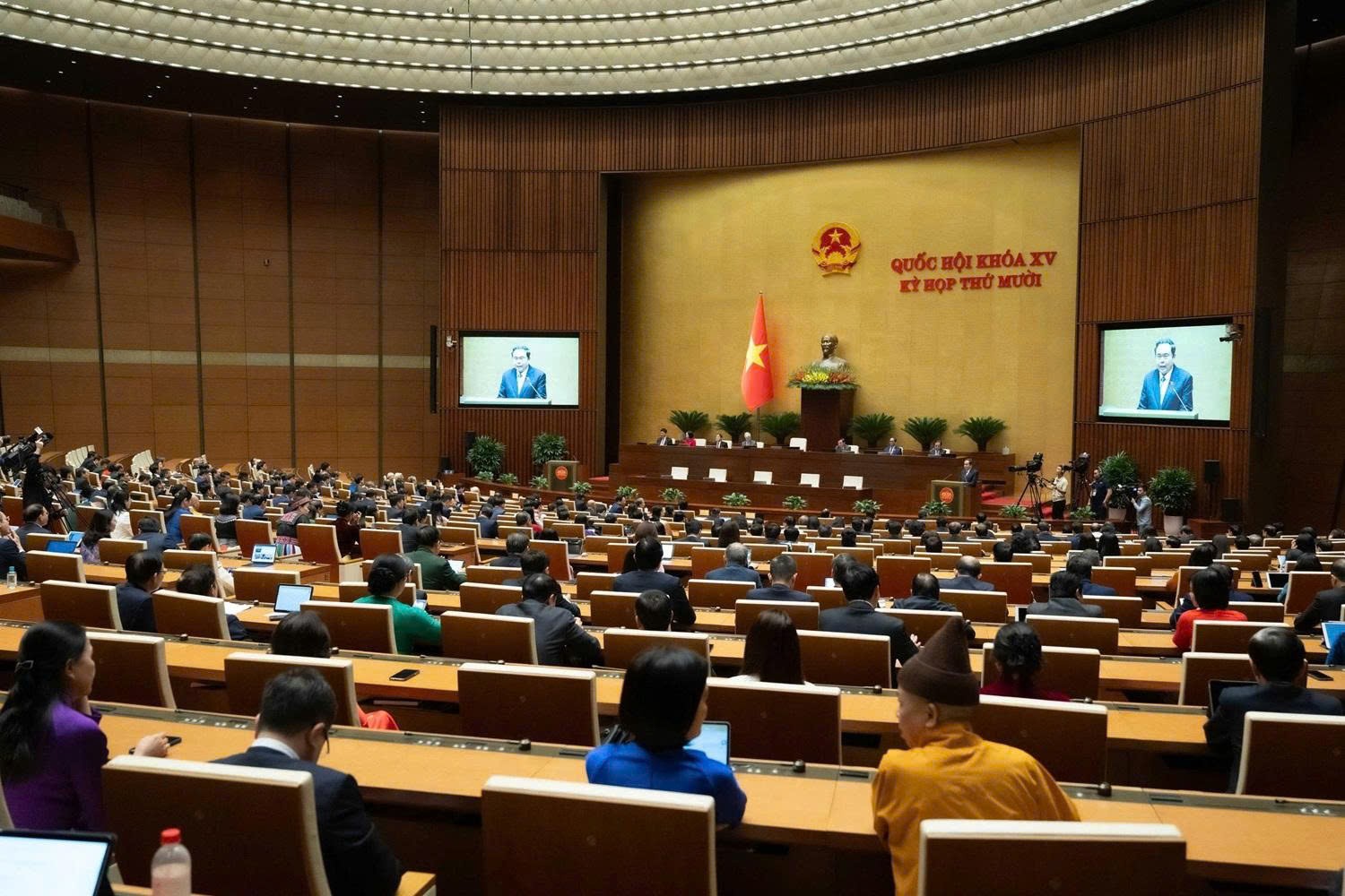 Quang cảnh phiên bế mạc Kỳ họp thứ 10 Quang cảnh phiên bế mạc Kỳ họp thứ 10