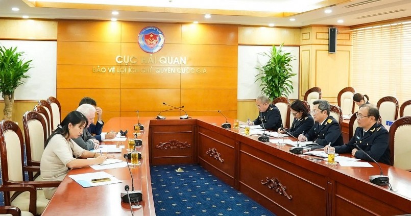 Phó Cục trưởng Cục Hải quan Âu Anh Tuấn làm việc với ông Marcos Antonio Bednarski, Đại sứ đặc mệnh toàn quyền Cộng hòa Argentina tại Việt Nam.