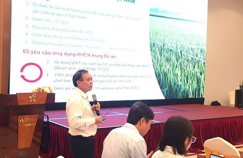 Ông Lê Đức Thịnh, Cục trưởng Cục Kinh tế hợp tác và Phát triển nông thôn (Bộ Nông nghiệp và Môi trường) thông tin về Đề án 1 triệu hecta lúa chất lượng cao, phát thải thấp do Bộ Nông nghiệp và Môi trường chủ trì triển khai theo Quyết định của Thủ tướng Chính phủ. Ảnh: VGP. Ông Lê Đức Thịnh, Cục trưởng Cục Kinh tế hợp tác và Phát triển nông thôn (Bộ Nông nghiệp và Môi trường) thông tin về Đề án 1 triệu hecta lúa chất lượng cao, phát thải thấp do Bộ Nông nghiệp và Môi trường chủ trì triển khai theo Quyết định của Thủ tướng Chính phủ. Ảnh: VGP.