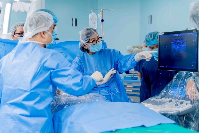 Nhờ sự tiến bộ vượt bậc của y học bào thai, tỷ lệ cứu sống trẻ mắc tim bẩm sinh hiện đạt tới 98%. Thay vì phải đình chỉ thai nghén như trước, các bác sĩ nay có thể can thiệp điều trị ngay từ trong bụng mẹ. Nhờ sự tiến bộ vượt bậc của y học bào thai, tỷ lệ cứu sống trẻ mắc tim bẩm sinh hiện đạt tới 98%. Thay vì phải đình chỉ thai nghén như trước, các bác sĩ nay có thể can thiệp điều trị ngay từ trong bụng mẹ.