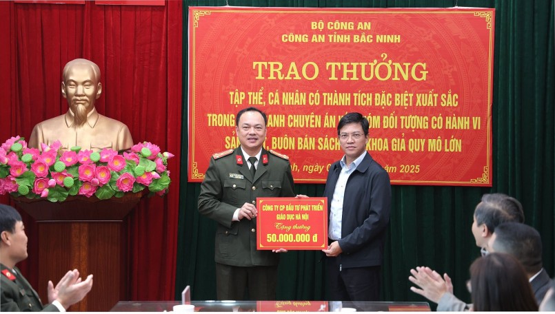 Ông Lê Thành Anh – Tổng Giám đốc Công ty CP Đầu tư và Phát triển Giáo dục Hà Nội tặng thưởng cho Công an tỉnh Bắc Ninh.
