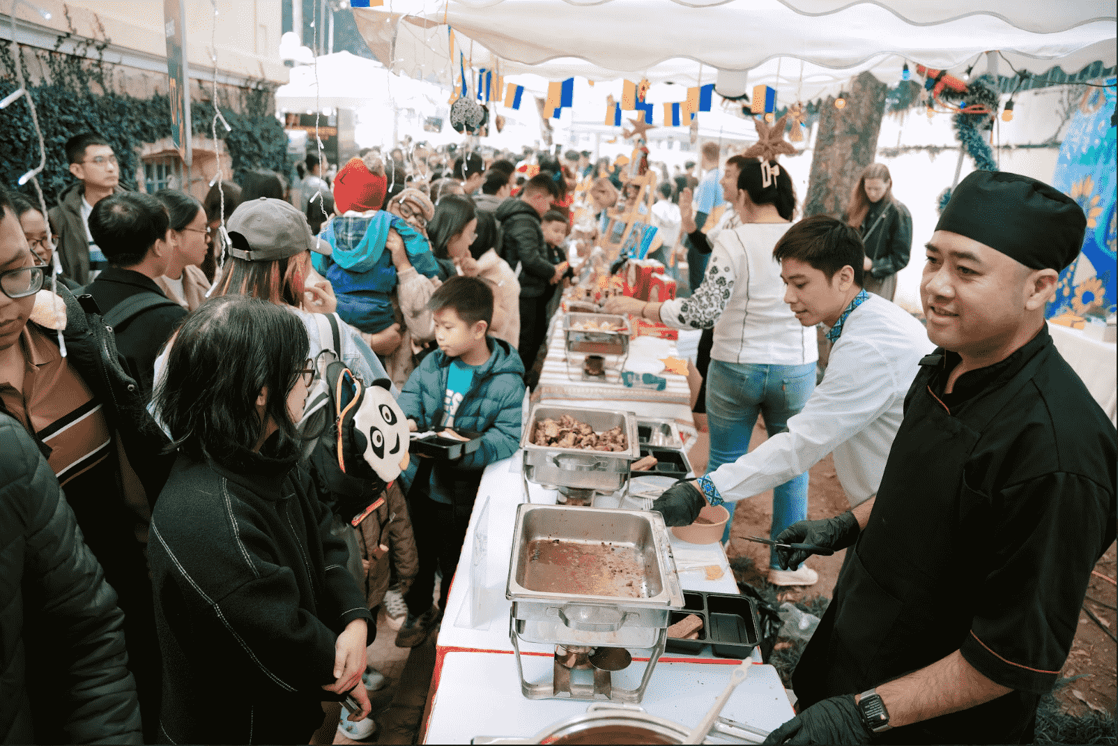 Đông đảo du khách tham quan, trải nghiêm Hội chợ Giáng sinh châu Âu giữa lòng Hà Nội