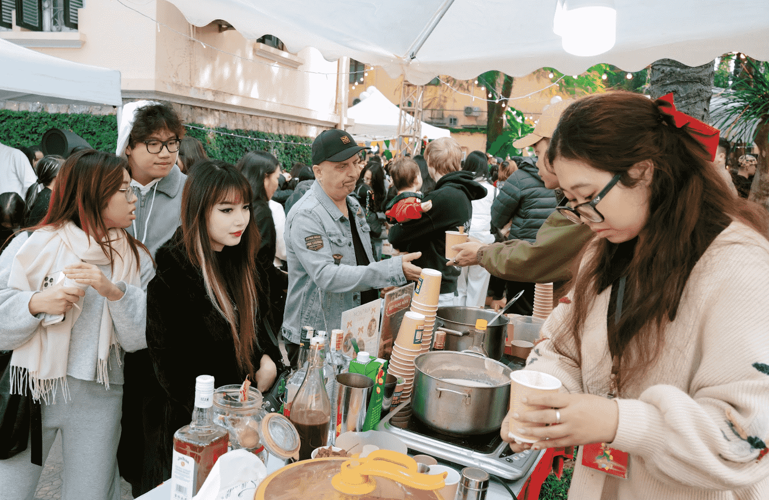 Đông đảo du khách tham quan, trải nghiêm Hội chợ Giáng sinh châu Âu giữa lòng Hà Nội