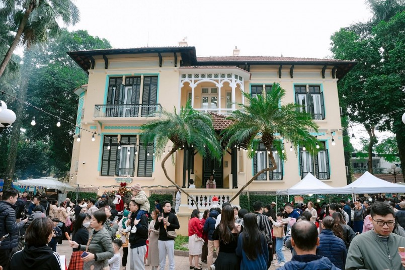 Đông đảo du khách tham quan, trải nghiêm Hội chợ Giáng sinh châu Âu giữa lòng Hà Nội