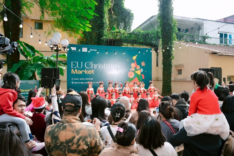 Đông đảo du khách tham quan, trải nghiêm Hội chợ Giáng sinh châu Âu giữa lòng Hà Nội