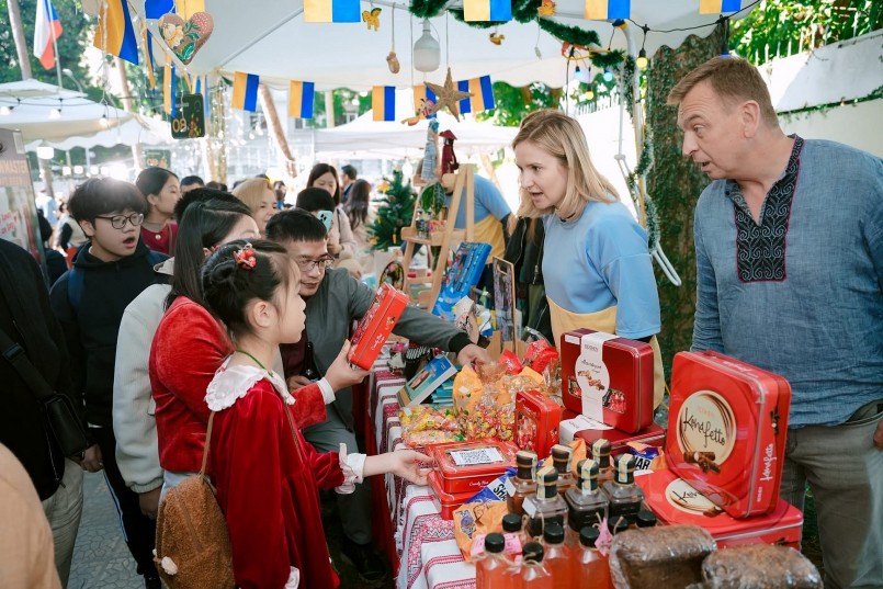 Đông đảo du khách tham quan, trải nghiêm Hội chợ Giáng sinh châu Âu giữa lòng Hà Nội