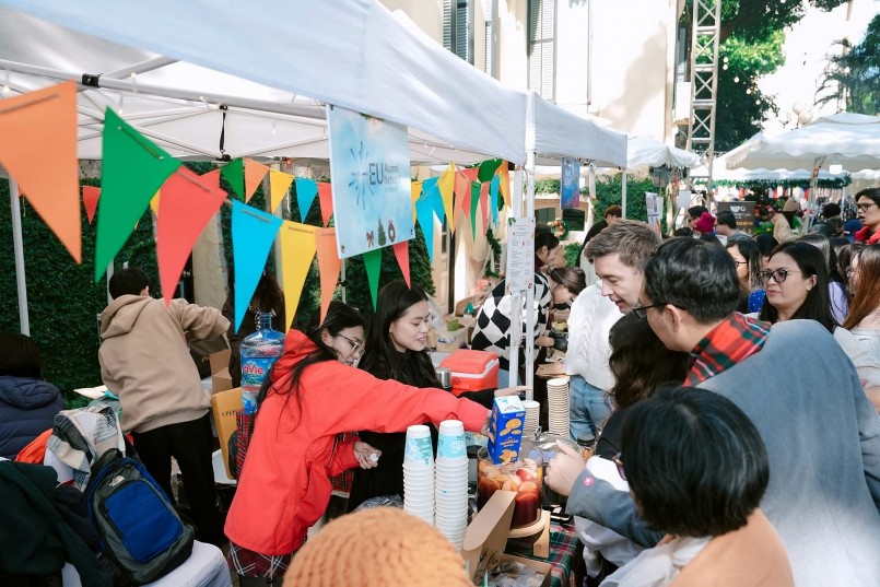 Đông đảo du khách tham quan, trải nghiêm Hội chợ Giáng sinh châu Âu giữa lòng Hà Nội