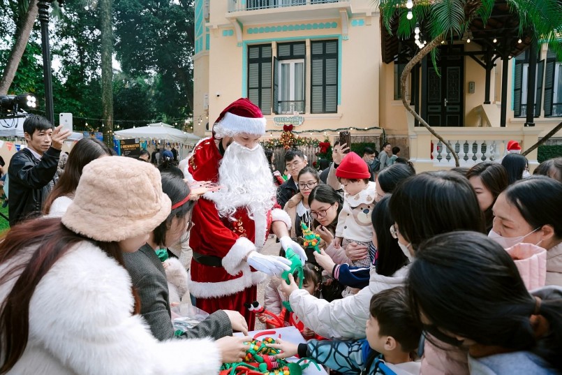 Đông đảo du khách tham quan, trải nghiêm Hội chợ Giáng sinh châu Âu giữa lòng Hà Nội