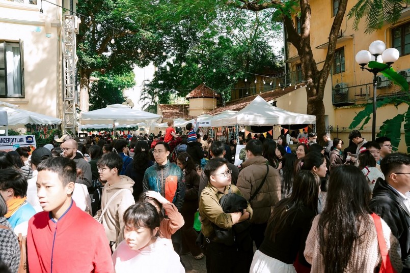 Đông đảo du khách tham quan, trải nghiêm Hội chợ Giáng sinh châu Âu giữa lòng Hà Nội