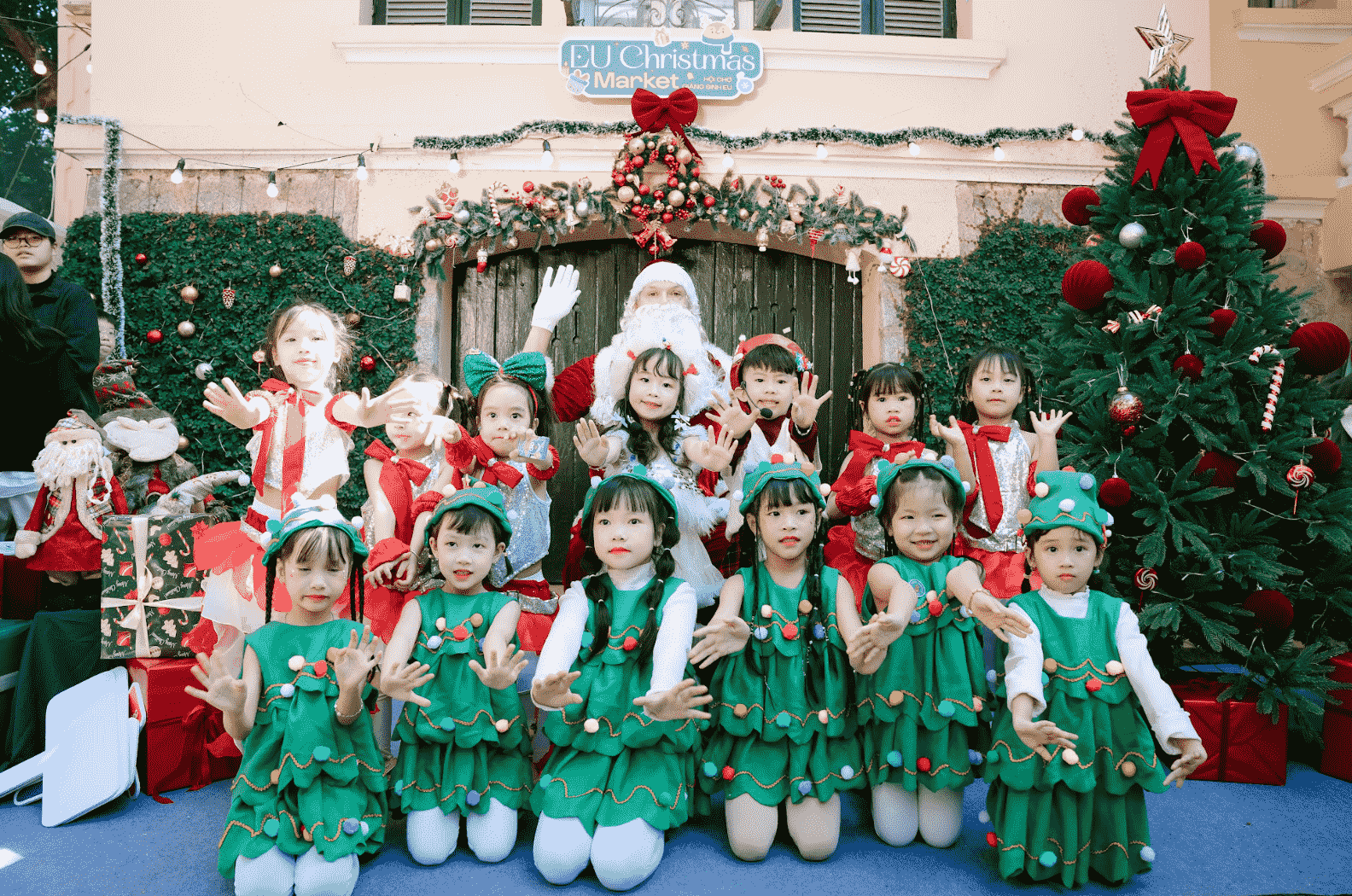 Đông đảo du khách tham quan, trải nghiêm Hội chợ Giáng sinh châu Âu giữa lòng Hà Nội