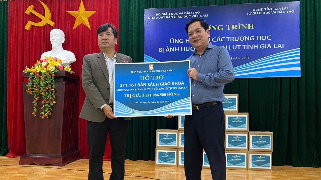 Nhà xuất bản Giáo dục Việt Nam trao tặng sách giáo khoa cho học sinh vùng lũ tỉnh Gia Lai