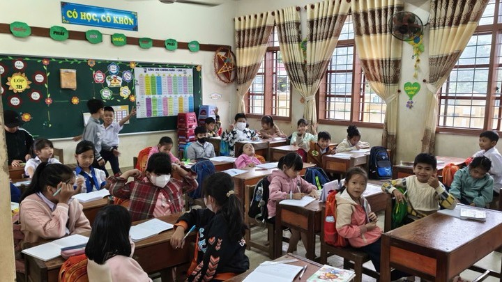 Sách giáo khoa đã đến tay học sinh vùng lũ xã Hòa Thịnh, Đắk Lắk