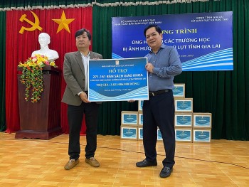 Nhà xuất bản Giáo dục Việt Nam trao tặng sách giáo khoa cho học sinh vùng lũ tỉnh Gia Lai
