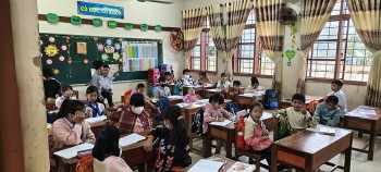 Sách giáo khoa đã đến tay học sinh vùng lũ xã Hòa Thịnh, Đắk Lắk