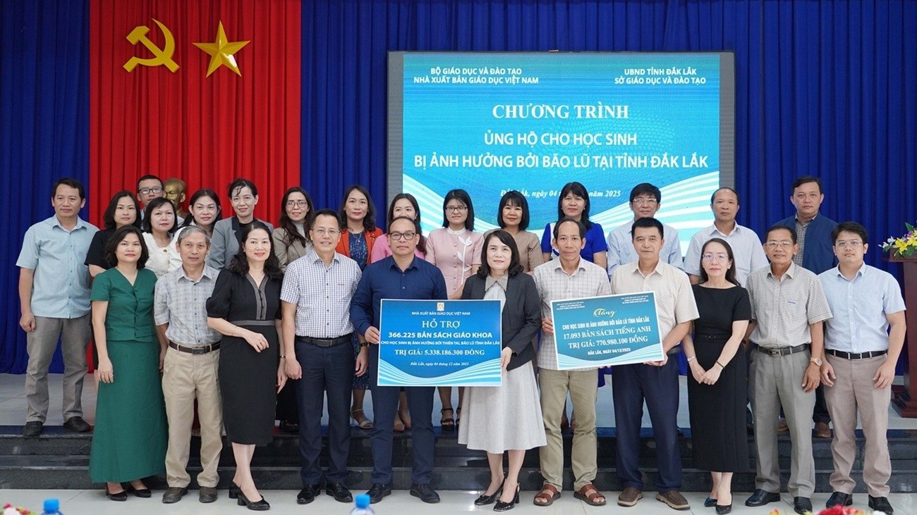Nhà xuất bản Giáo dục Việt Nam hỗ trợ kịp thời hơn 366 nghìn bản sách giáo khoa cho học sinh vùng lũ tỉnh Đắk Lắk