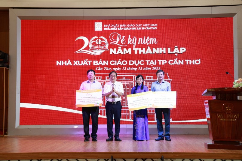 NXBGDVN trao tặng Tủ sách giáo khoa dùng chung cho 3 tỉnh/thành phố: Cần Thơ, An Giang và Cà Mau