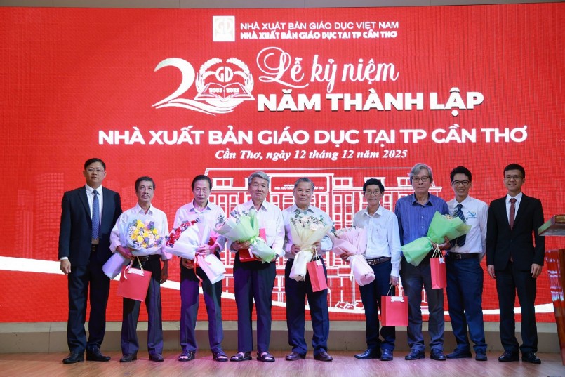 NXBGD tại TP.Cần Thơ tri ân những những cá nhân có đóng góp vào sự hình thành và phát triển của đơn vị