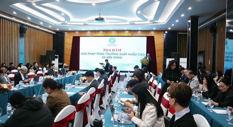 Tọa đàm có sự tham dự của đại diện nhiều bộ, ngành cùng các hiệp hội ngành hàng, doanh nghiệp xuất khẩu, chuyên gia kinh tế, chuyên gia pháp luật. Tọa đàm có sự tham dự của đại diện nhiều bộ, ngành cùng các hiệp hội ngành hàng, doanh nghiệp xuất khẩu, chuyên gia kinh tế, chuyên gia pháp luật.