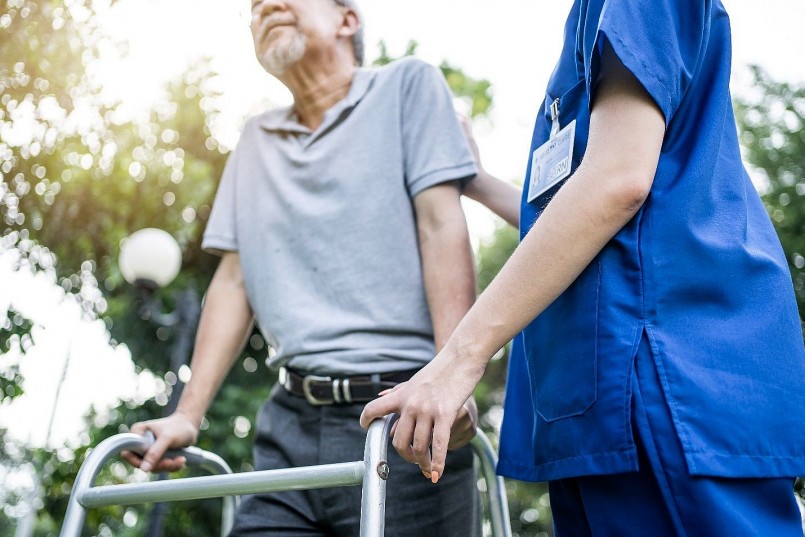 Bên cạnh việc mất khả năng lao động chân tay, người trẻ sau đột quỵ còn đối mặt với sự sụt giảm về trí tuệ. 