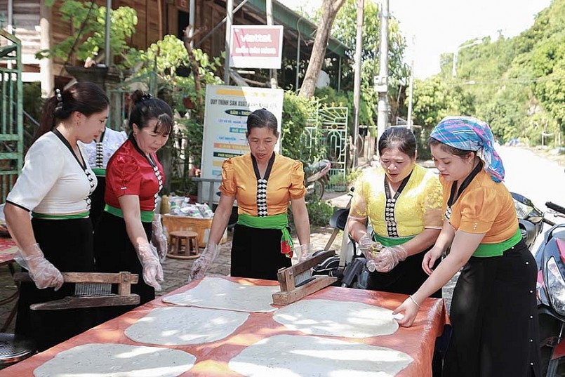 Những người phụ nữ dân tộc Thái tại TX Mường Lay, tỉnh Điện Biên đang thực hiện một công đoạn làm bánh khẩu xén. Ảnh: Chúc Chi