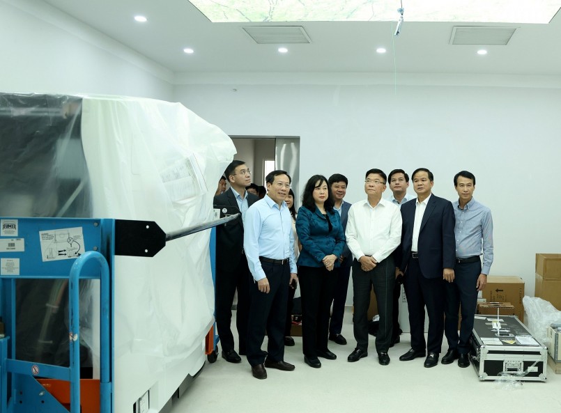 Phó Thủ tướng Chính phủ Lê Thành Long, Bộ trưởng Bộ Y tế Đào Hồng Lan, Thứ trưởng Bộ Y tế Lê Đức Luận nghe Giám đốc Bệnh viện Bạch Mai Đào Xuân Cơ báo cáo về thiết bị y tế tại cơ sở 2 Bệnh viện Bạch Mai. Phó Thủ tướng Chính phủ Lê Thành Long, Bộ trưởng Bộ Y tế Đào Hồng Lan, Thứ trưởng Bộ Y tế Lê Đức Luận nghe Giám đốc Bệnh viện Bạch Mai Đào Xuân Cơ báo cáo về thiết bị y tế tại cơ sở 2 Bệnh viện Bạch Mai.