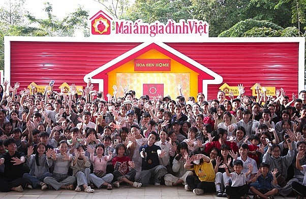 Không khí sôi động tại Quảng trường Tô Quyền khi khán giả Tây Ninh đến đông kín, cổ vũ các nghệ sĩ và nhân vật. Không khí sôi động tại Quảng trường Tô Quyền khi khán giả Tây Ninh đến đông kín, cổ vũ các nghệ sĩ và nhân vật.