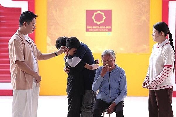 Bên cạnh tiếng cười thì không thể thiếu những khoảnh khắc lắng đọng, xúc động cùng các em nhỏ. Bên cạnh tiếng cười thì không thể thiếu những khoảnh khắc lắng đọng, xúc động cùng các em nhỏ.