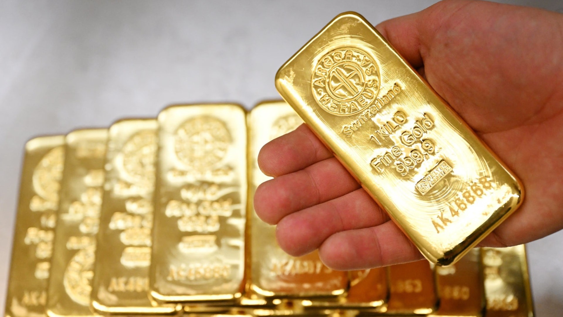 Vàng, bạc đồng loạt "nổi sóng", SJC vượt 156 triệu đồng