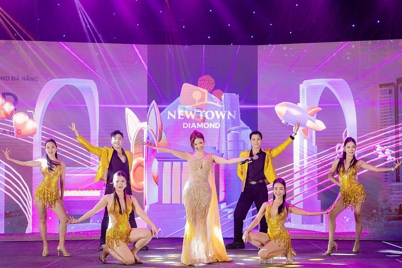 Ca sĩ Dương Hoàng Yến thổi bùng không khí khán phòng với màn trình diễn kết hợp hoàn hảo giữa âm thanh, ánh sáng và công nghệ