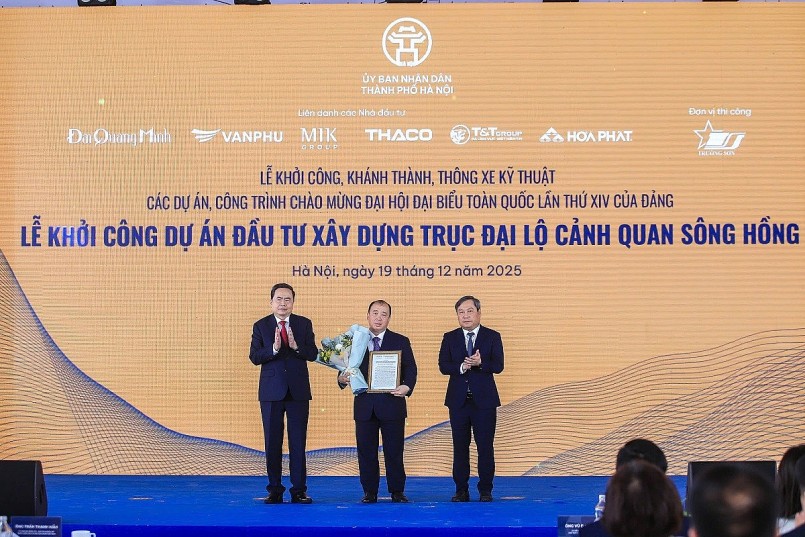 Chủ tịch Quốc hội Trần Thanh Mẫn và Chủ tịch UBND thành phố Hà Nội Vũ Đại Thắng trao quyết định đầu tư tới liên danh các nhà đầu tư