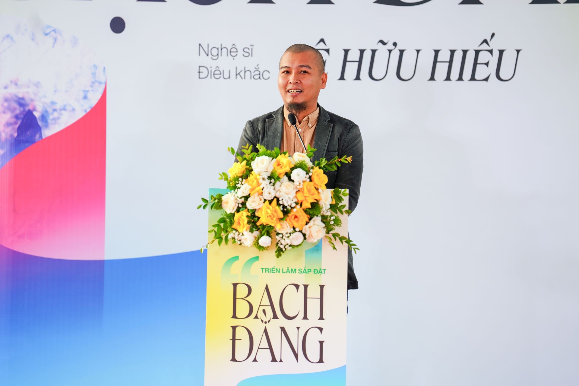 Nghệ sĩ Lê Hữu Hiếu chia sẻ tại triển lãm.