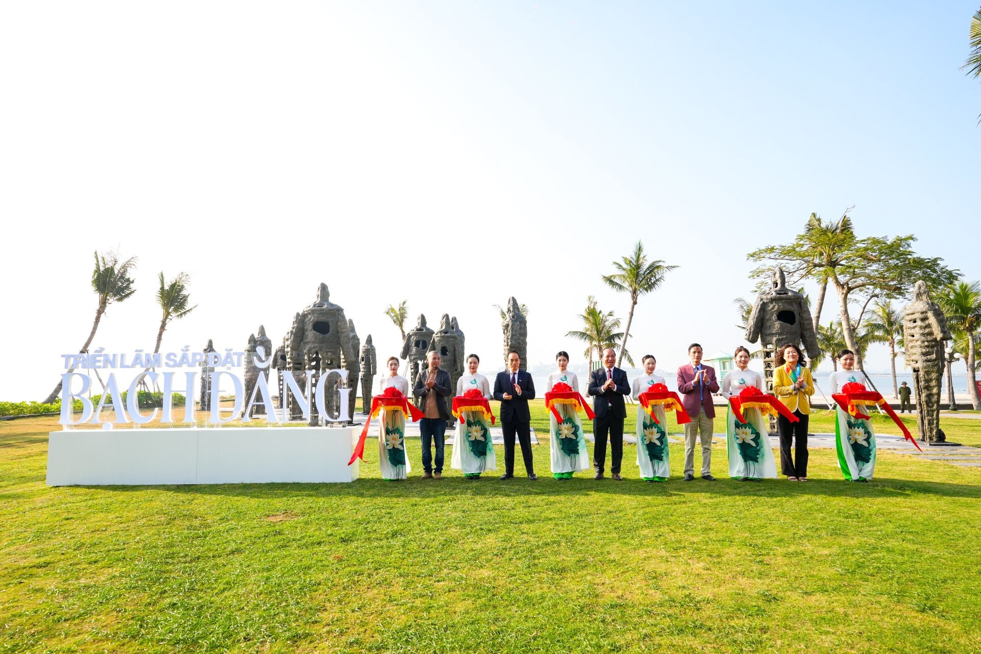 Các đại biểu cắt băng khai mạc Triển lãm sắp đặt điêu khắc lấy cảm hứng từ chiến thắng Bạch Đằng tại công viên cảnh quan ven vịnh Hạ Long.