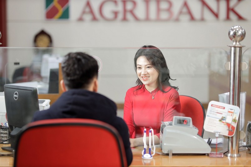 Khách hàng giao dịch tại Agribank