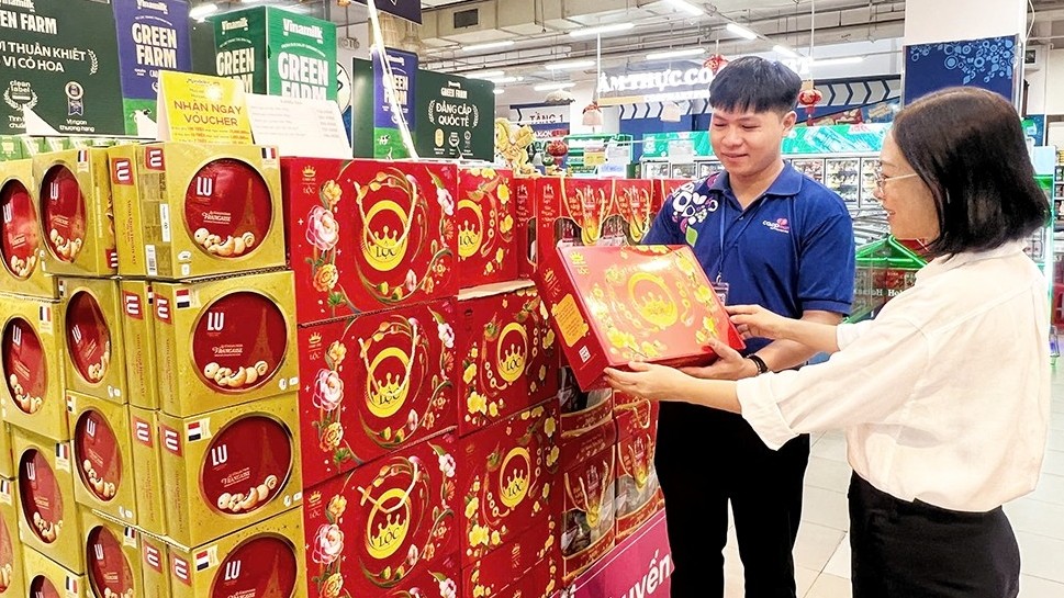 Quà Tết 2026 lên kệ sớm: Đa dạng mẫu mã, kích cầu sức mua