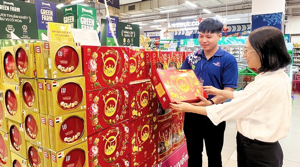 Khách hàng chọn mua quà Tết tại siêu thị Co.opmart Cần Thơ. Ảnh Khánh Nam